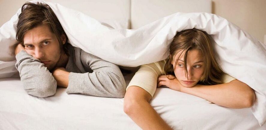 θυμωμένη γυναίκα και άνδρας με κακή ισχύ